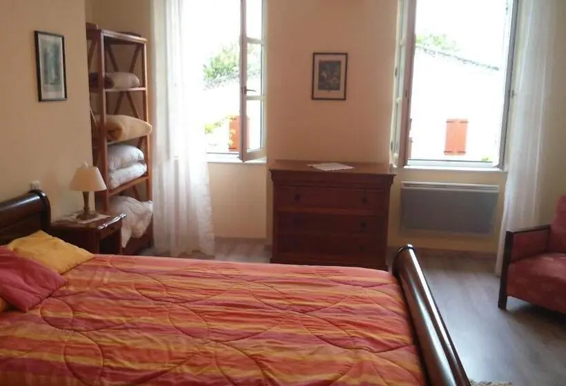 ３ベッドルームハウス, Chambres D'hôtes Saint Roch