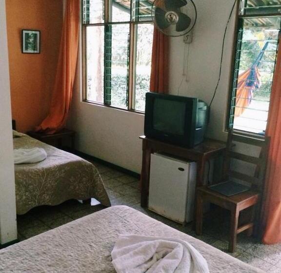 غرفة قياسية ثلاثية, Albergue De Montaña Talari