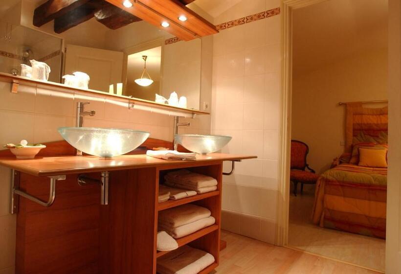 Люкс Повышенной Комфортности, Au Fond De La Cour