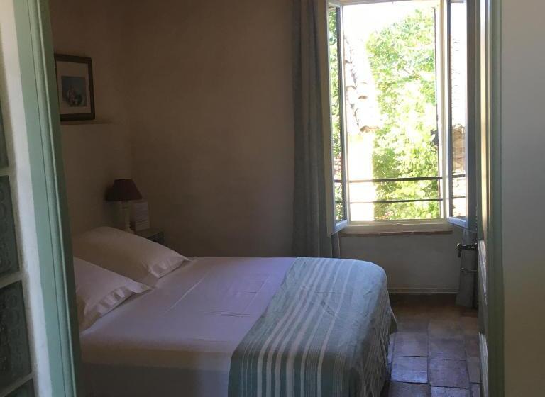 Номер Стандарт, L'escampe