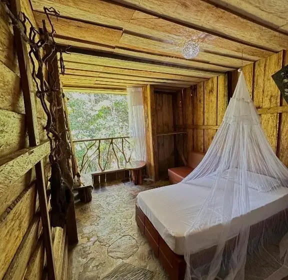 Perhehuone, Huaca Huaca Hostel