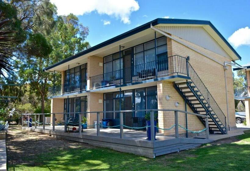 דירת חדר בקומת קרקע, Longbeach Apartments