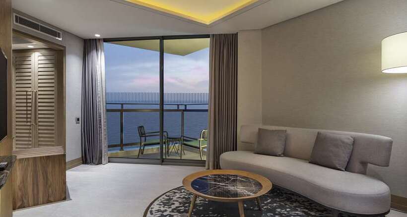 מיטת קינג בסוויטה, Conrad Bali