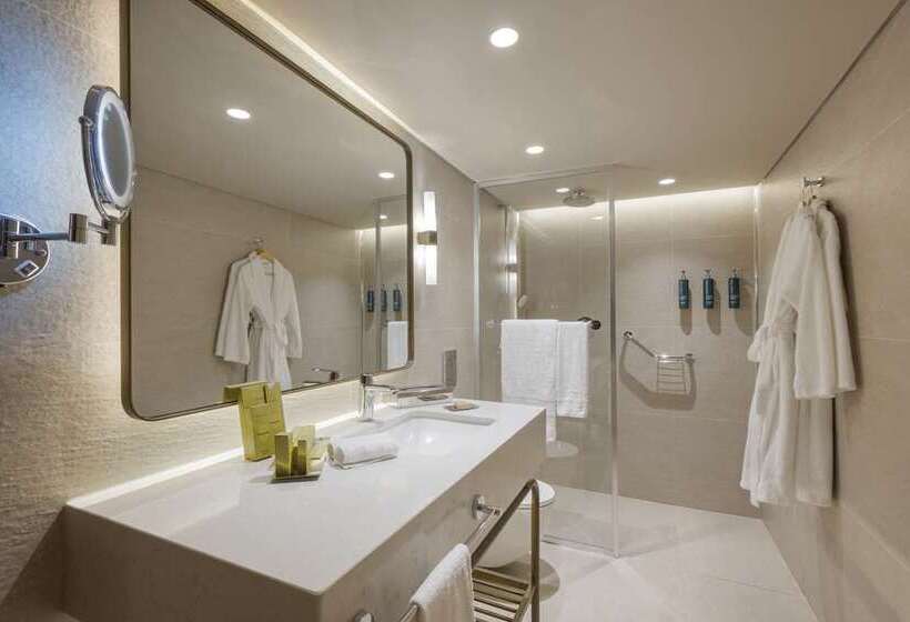 מיטת קינג בסוויטה, Conrad Bali