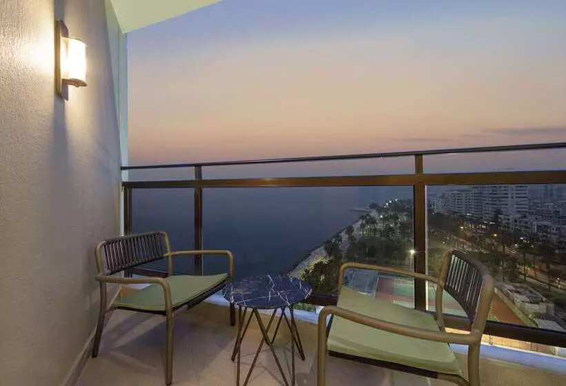 سوئیت با تخت بزرگ, Conrad Bali