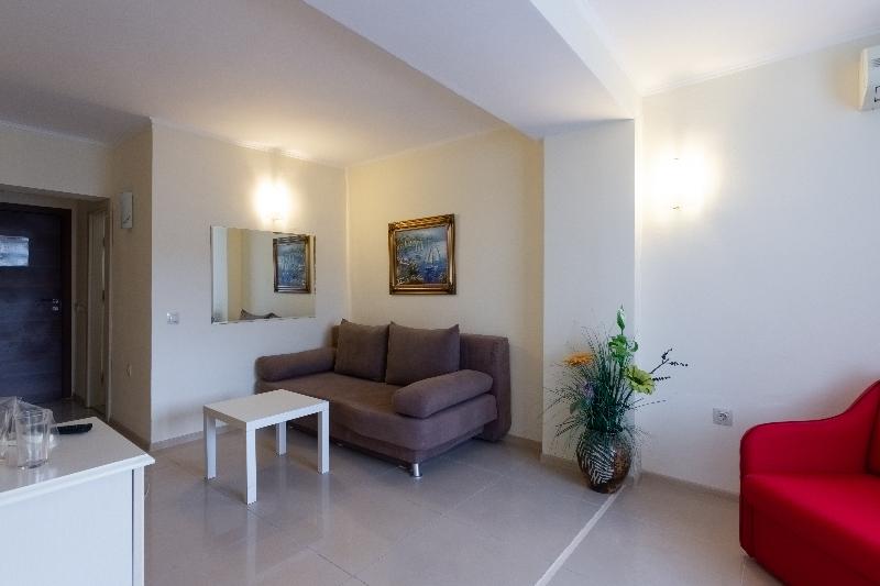 דירת חדר, Detelina