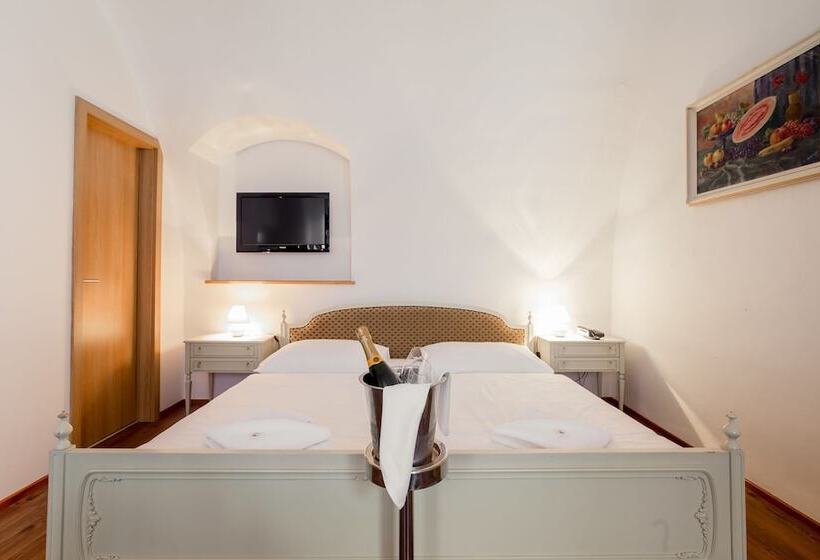 غرفة قياسية, Zlaty Andel