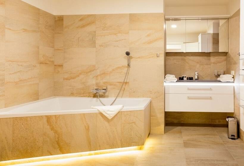 جناح ديلوكس, Zlaty Andel