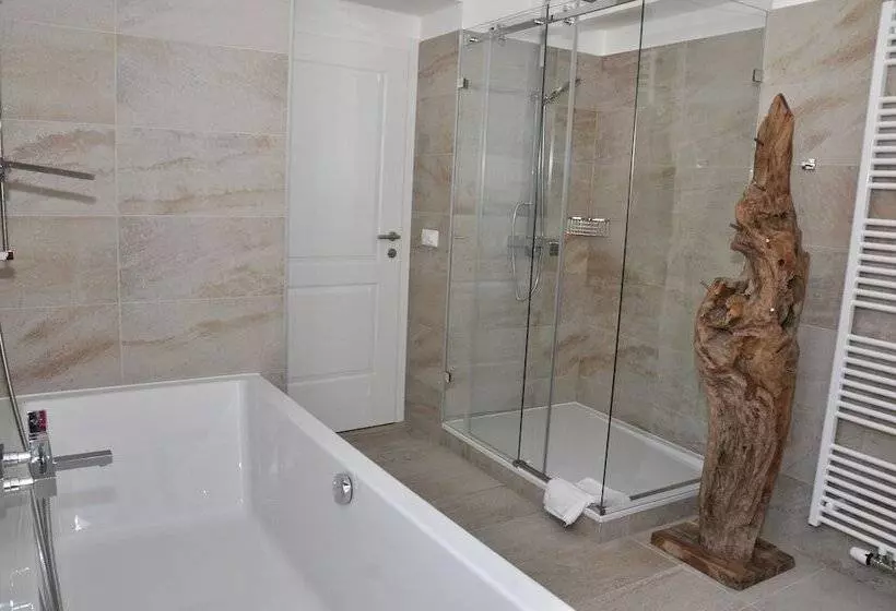 سوییت لوکس, Zlaty Andel