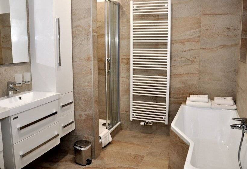 جناح ديلوكس, Zlaty Andel