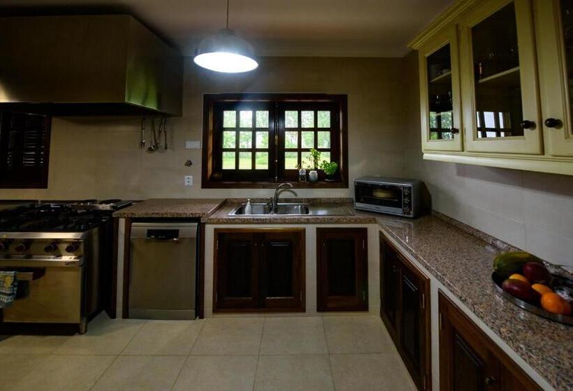 בית, 4 חדרי שינה, Greenside Of Sea Hostel