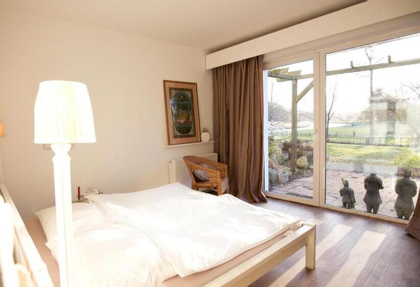 1 Bedroom Apartment Lake View, Oymanns