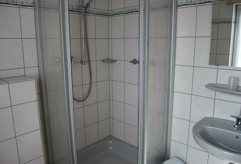 חדר בסיסי, Restaurant Gilles