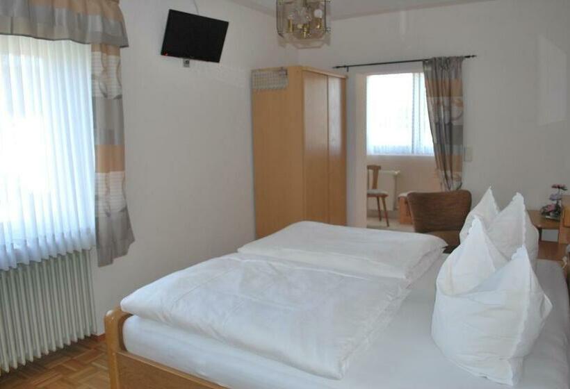 חדר בסיסי, Restaurant Gilles