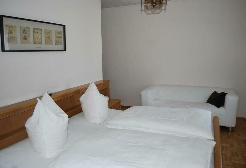 חדר בסיסי, Restaurant Gilles