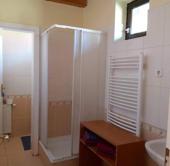 Апартаменты 1 Спальня Нижний Этаж, Forrás Vendégház