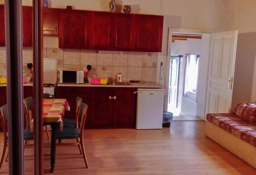 Апартаменты 1 Спальня Нижний Этаж, Forrás Vendégház