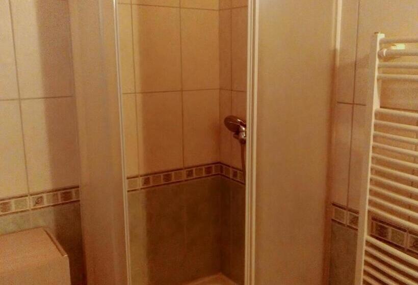 Апартаменты 1 Спальня Нижний Этаж, Forrás Vendégház