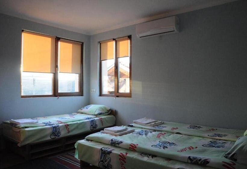 标准三人间共用浴室, Vedra Guest House