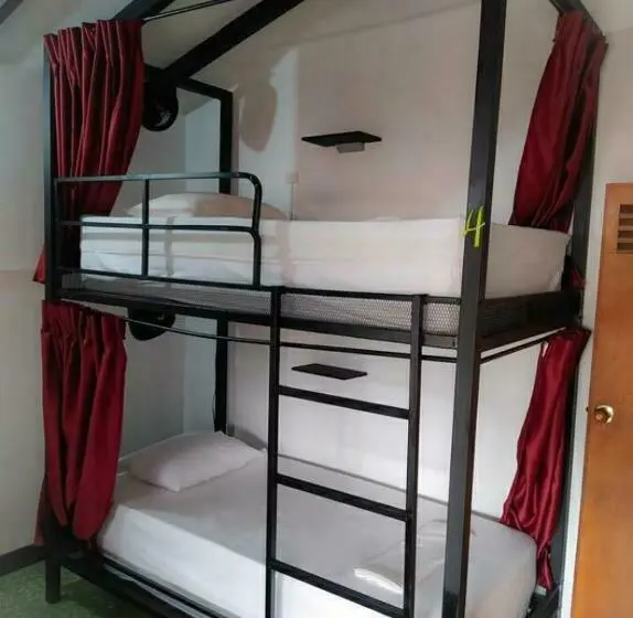 ルームシェアのワンベッド, Traveler Hostel