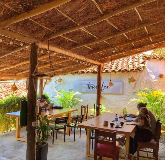 בקתת חדר, Traveler Hostel