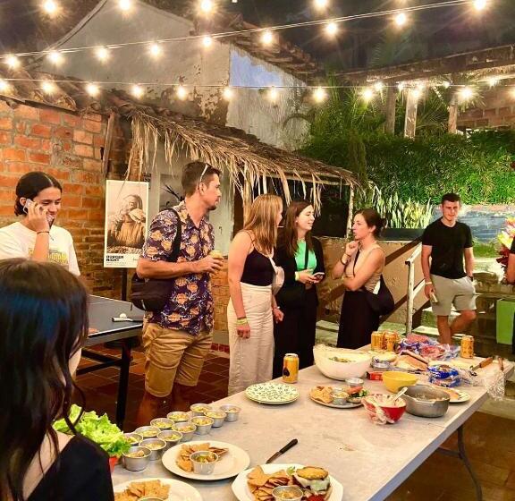 בקתת חדר, Traveler Hostel