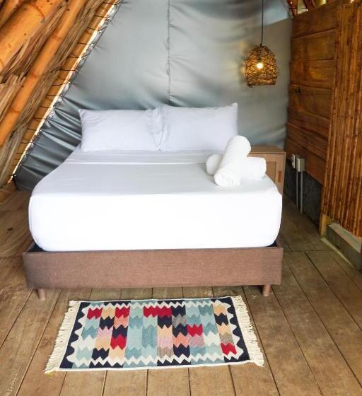 בקתת חדר, Traveler Hostel