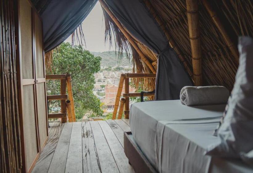 בקתת חדר, Traveler Hostel