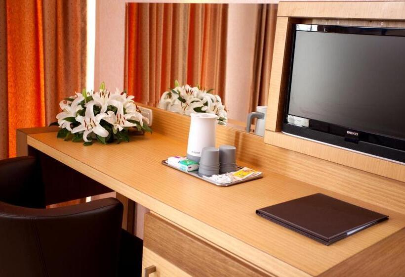 Standard Single Room, Remi