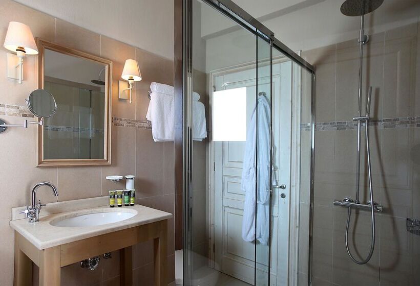 スイート, Skopelos Village