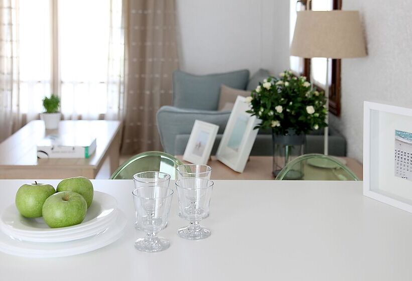 スイート, Skopelos Village