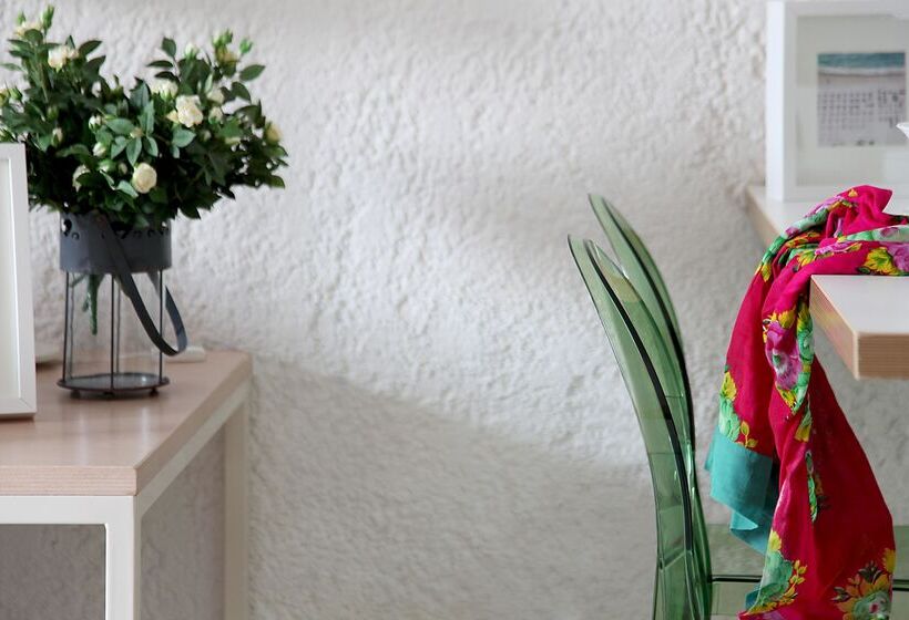 スイート, Skopelos Village