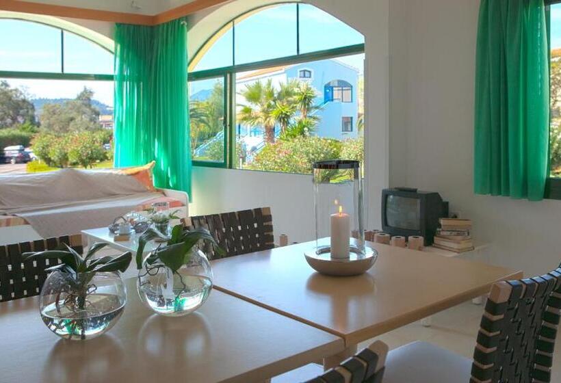 带花园景观和三个卧室的别墅, Govino Bay