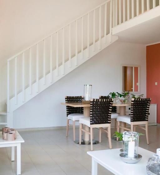 带花园景观和三个卧室的别墅, Govino Bay