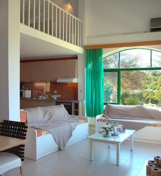 带花园景观和三个卧室的别墅, Govino Bay