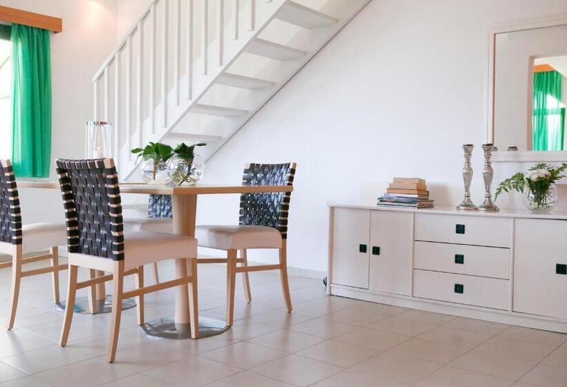 带花园景观和三个卧室的别墅, Govino Bay