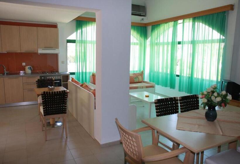 带花园景观和三个卧室的别墅, Govino Bay