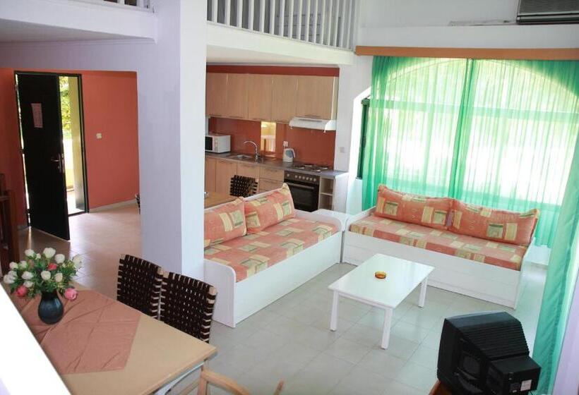 带花园景观和三个卧室的别墅, Govino Bay