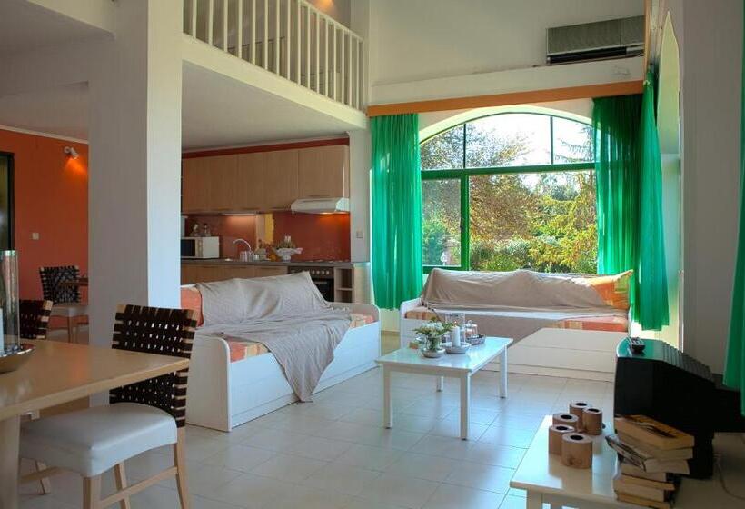 带花园景观和三个卧室的别墅, Govino Bay