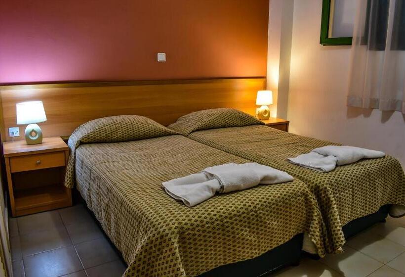 带花园景观和三个卧室的别墅, Govino Bay