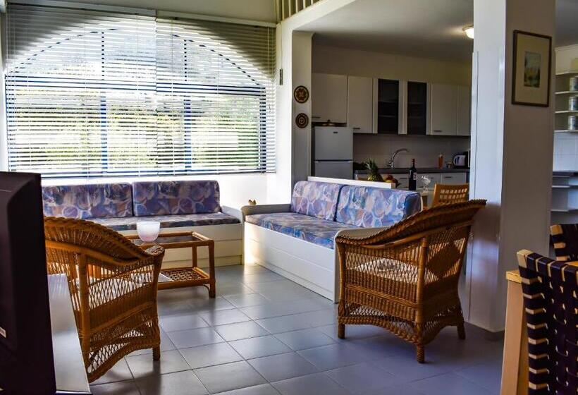 带花园景观和三个卧室的别墅, Govino Bay