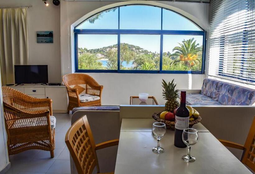 带花园景观和三个卧室的别墅, Govino Bay