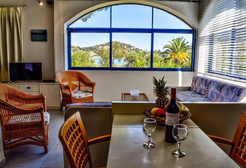 带花园景观和三个卧室的别墅, Govino Bay