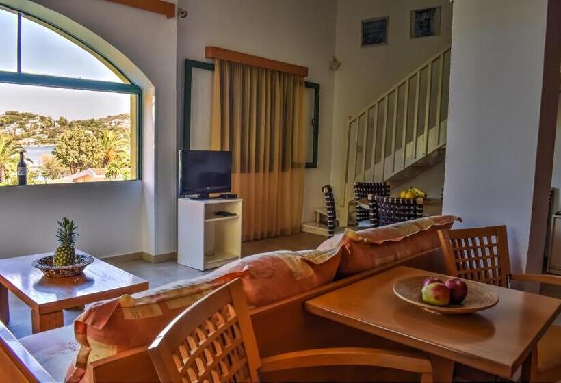 带花园景观和三个卧室的别墅, Govino Bay