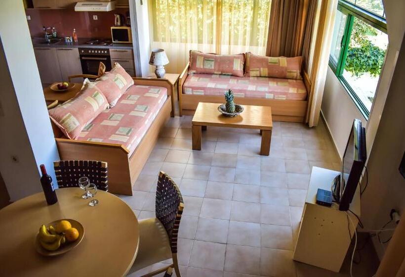 带花园景观和三个卧室的别墅, Govino Bay