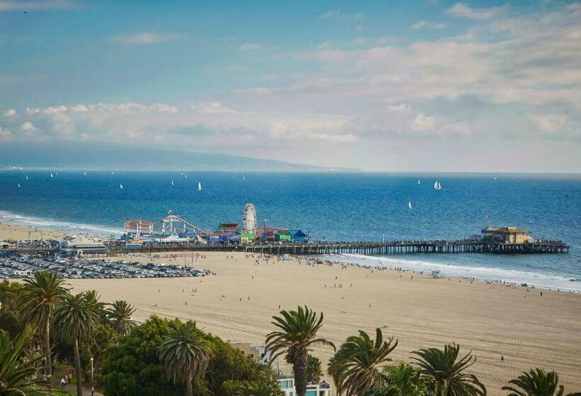 带大床的豪华间, Fairmont Miramar Hotel & Bungalows