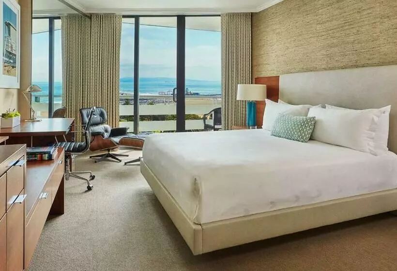 オーシャンビューのプレミアムルーム。, Fairmont Miramar Hotel & Bungalows