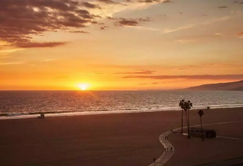 オーシャンビューのプレミアムルーム。, Fairmont Miramar Hotel & Bungalows