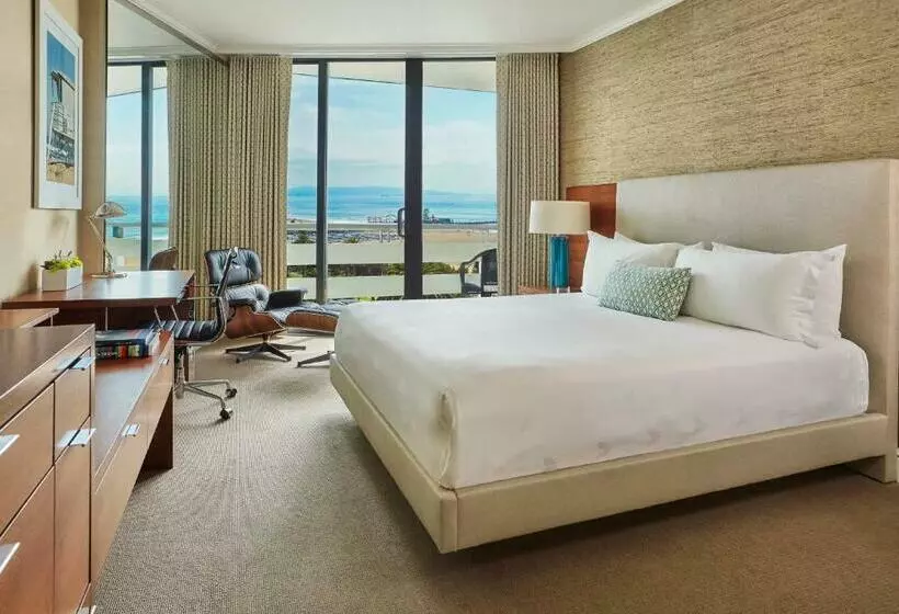 オーシャンビューのプレミアムルーム。, Fairmont Miramar Hotel & Bungalows