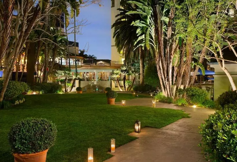 オーシャンビューのプレミアムルーム。, Fairmont Miramar Hotel & Bungalows